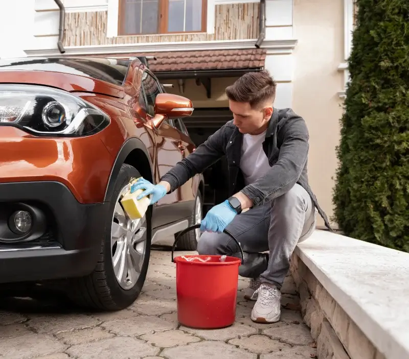 Lavage auto à domicile Le Minihic-sur-Rance : professionnel intervenant sur un véhicule